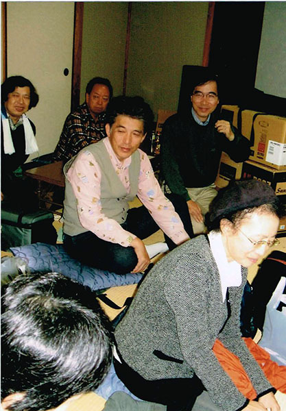 アニメ仲間と雑談を楽しむ半田氏(中央)